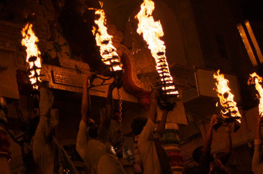 Mathura’s Evening Magic: Experiencing Yamuna Aarti and Night Markets