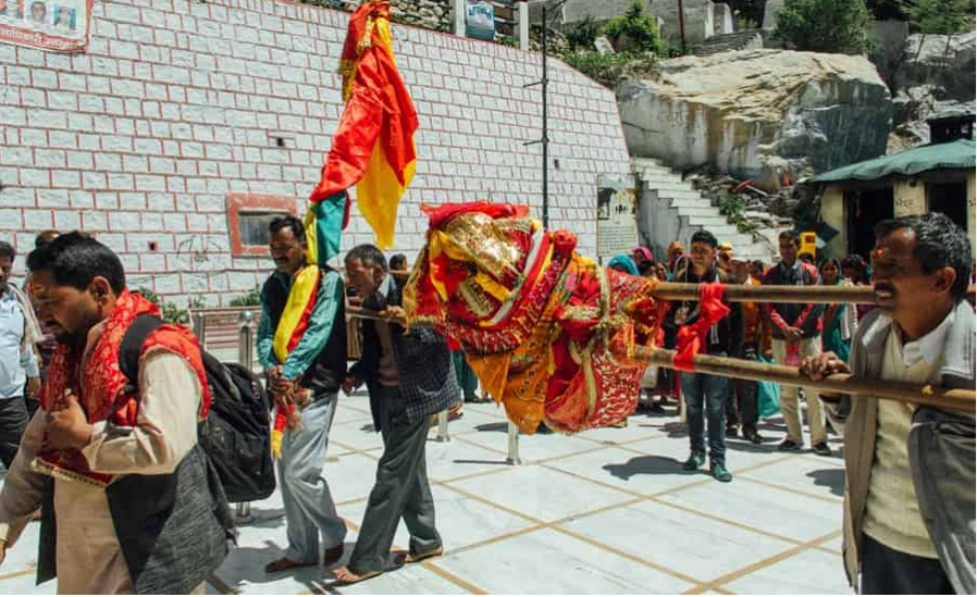 Morning Rituals at Gangotri: Mangal Aarti to Bhog Offerings