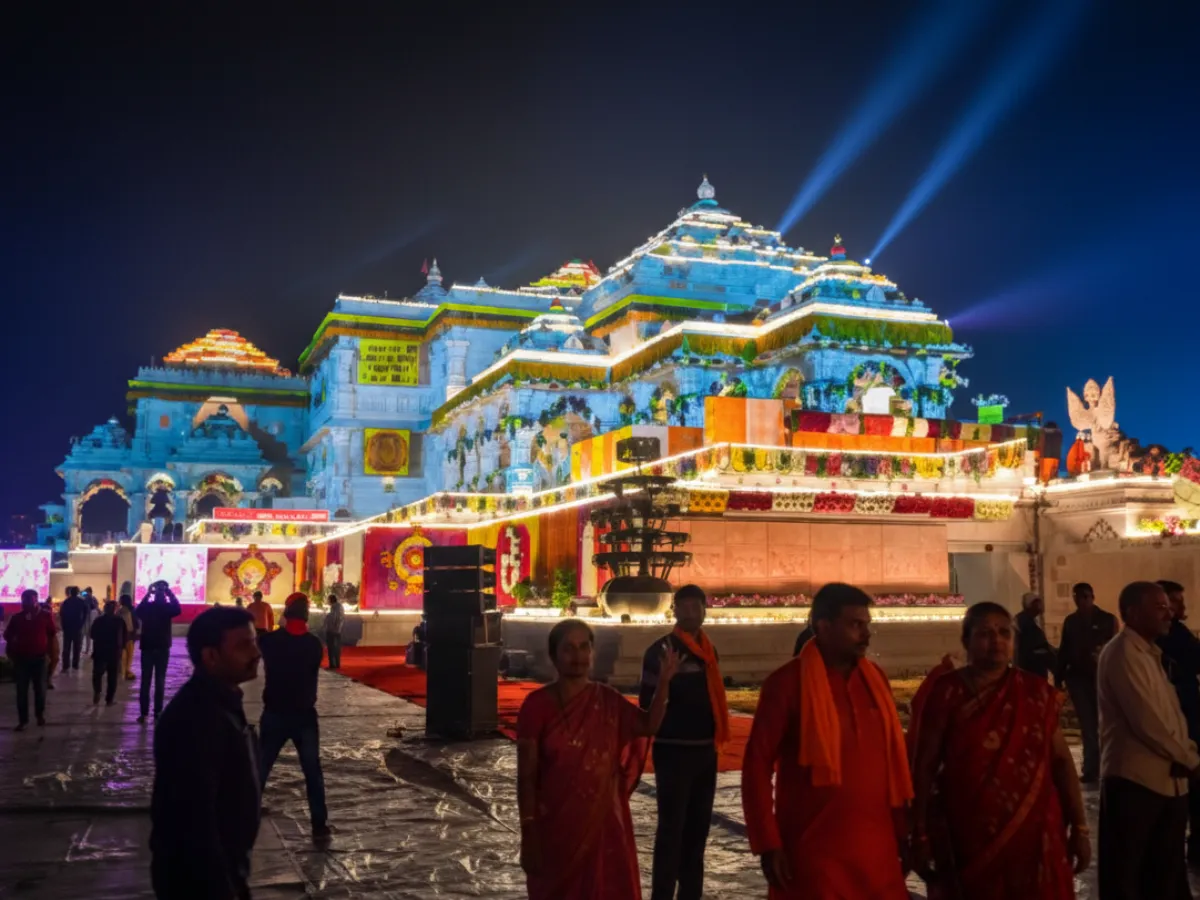 Evening Bhakti in Ayodhya: How Devotion Softens the City After Sunset